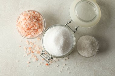 Kaseler ve kavanozlar beyaz üzerinde tuz - gri masa