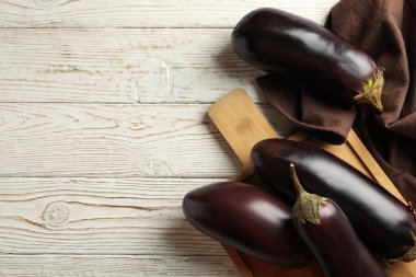 Beyaz ahşap arka planda patlıcan ve peçete