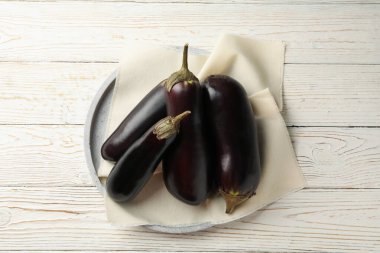 Beyaz ahşap arka planda taze patlıcan tepsisi