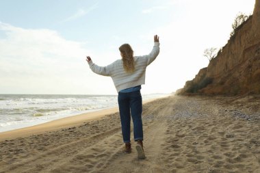 Kumsalda mutlu ve genç bir kadın