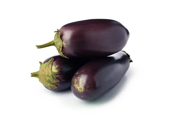 Verse Rauwe Aubergines Geïsoleerd Witte Achtergrond — Stockfoto