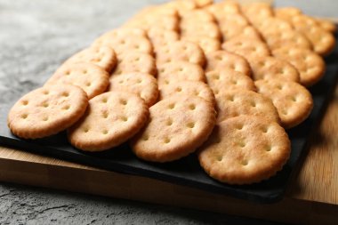 Gri zemin üzerinde bisküvi olan tahta