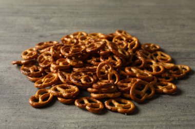 Gri arka planda lezzetli kraker krakerleri