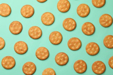 Nane arkaplanında kraker bisküvileriyle yatıyordu