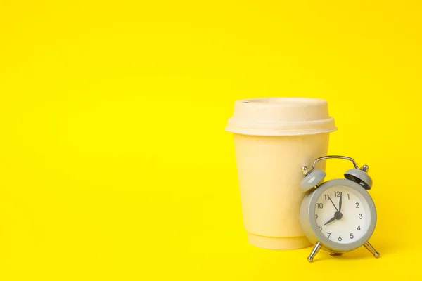 Taza Papel Despertador Sobre Fondo Amarillo —  Fotos de Stock