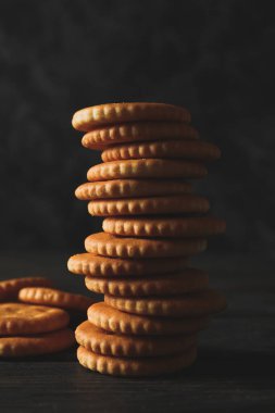 Tahta masaya bisküvi yığını, yakın.