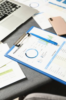 Gri ahşap masa üzerinde finansal planlama kavramı
