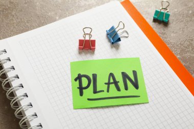 Gri arkaplan üzerine klip ve metin planı içeren defter
