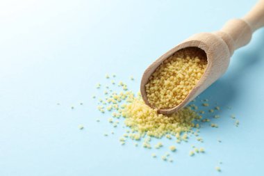 Mavi arka planda ham kuskus kepçesi, kapat