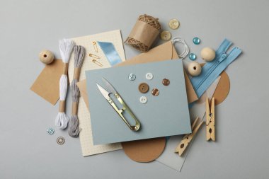 Gri arkaplandaki malzemeler, üst görünüm