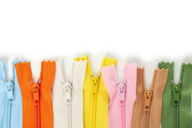 Beyaz arkaplanda izole edilmiş renk fermuarları, metin için boşluk