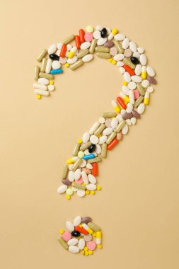 Bej arka planda haplardan oluşan soru işareti