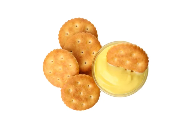 Beyaz Arka Planda Izole Edilmiş Kraker Bisküvileri Peynir Sosu — Stok fotoğraf