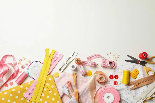 Beyaz arkaplanda malzeme dikme, metin için boşluk