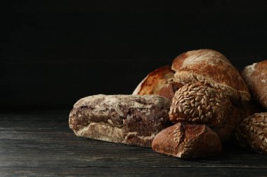 Ahşap arka planda farklı fırın ürünleri.