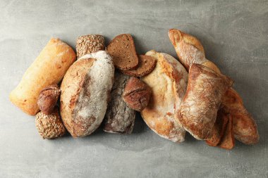 Gri arkaplanda farklı taze ekmek