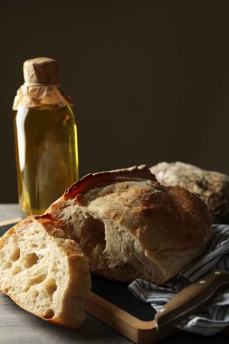 Gri masada taze ekmek bulunan fırın ürünleri kavramı