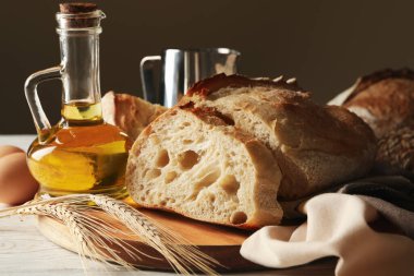 Beyaz ahşap zemin üzerinde taze ekmek bulunan fırın ürünleri kavramı