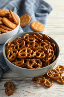 Ahşap arka planda kraker bisküvileri olan peçete ve kaseler