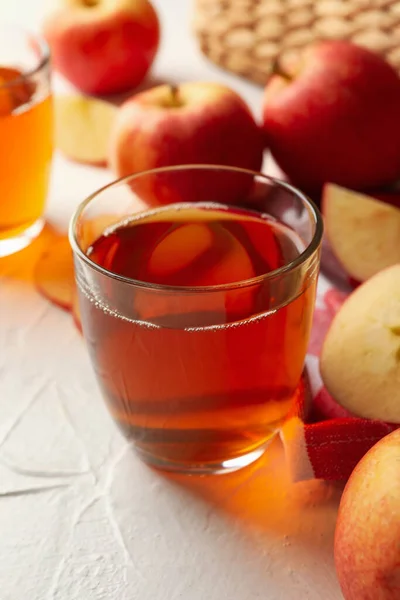 Gläser Mit Frischem Apfelsaft Auf Weißem Hintergrund — Stockfoto