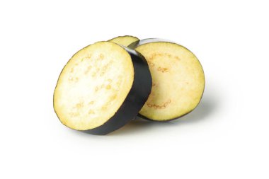 Beyaz arka planda izole edilmiş taze çiğ patlıcan dilimleri.