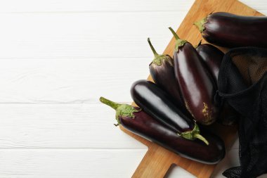 Ahşap zemin üzerinde taze patlıcan olan tahta.