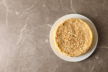 Lezzetli Napolyon keki ile gri masada.