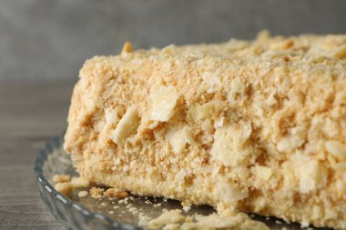 Gri masada nefis Napolyon keki tepsisi.