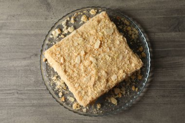 Gri masada nefis Napolyon keki tepsisi.