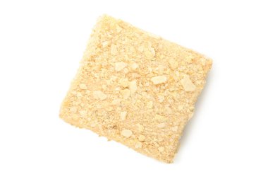 Lezzetli Napolyon keki beyaz arka planda izole edilmiş.