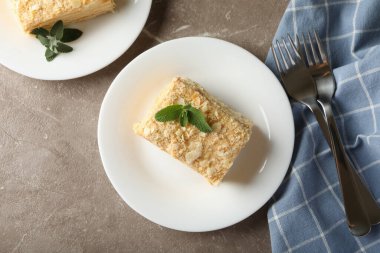 Gri masada Napolyon kekiyle lezzetli öğle yemeği kavramı