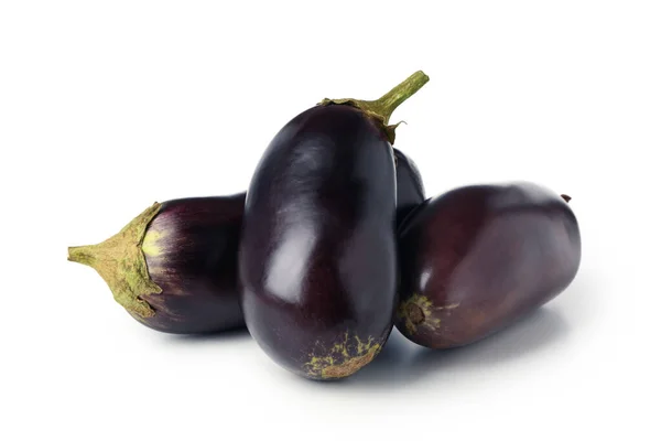 Verse Rauwe Aubergines Geïsoleerd Witte Achtergrond — Stockfoto