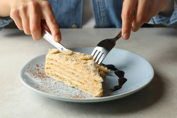 Femme Mangeant Délicieux Gâteau Napoléon Gros Plan — Photo