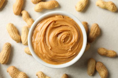 Beyaz arka planda fıstık ezmeli kase.