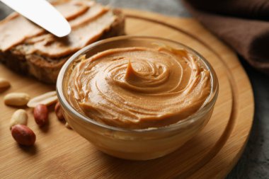 Gri masada fıstık ezmeli lezzetli kahvaltı kavramı.