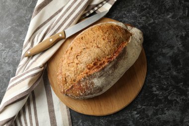 Siyah dumanlı arka planda ekmek ve bıçak olan havlu.