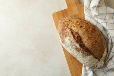 Beyaz masa üzerinde ekmek ve peçete olan tahta.