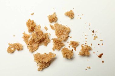 Beyaz arka planda taze ekmek kırıntıları, kapatın.