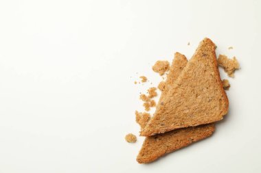 Beyaz arkaplanda taze ekmek dilimleri, metin için boşluk