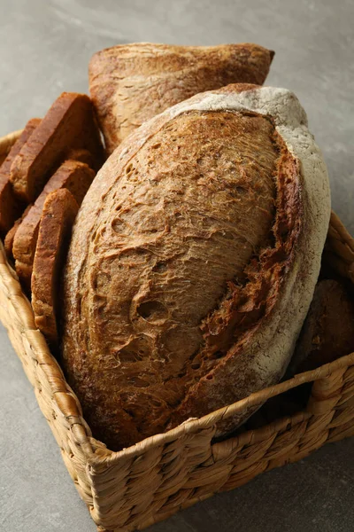Korb Mit Frischem Brot Auf Grauem Tisch — Stockfoto