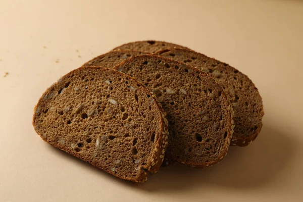 Свіжі Запечені Скибочки Житнього Хліба Бежевому Фоні — стокове фото
