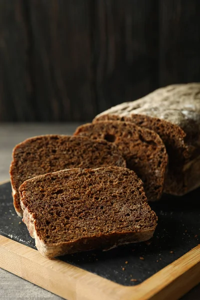 Tafel Mit Frischem Roggenbrot Nahaufnahme — Stockfoto