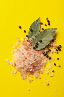 Sarı arka planda pembe himalaya tuzu ve baharatı