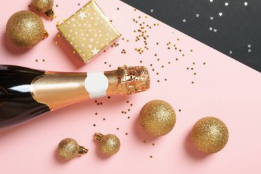 Yeni yıl aksesuarları ve iki tonlu şampanya şişesi.