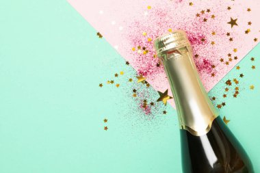Bir şişe şampanya ve nane arkaplanda parıltı.