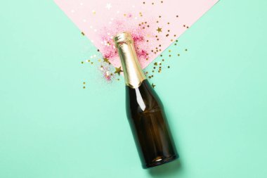 Bir şişe şampanya ve nane arkaplanda parıltı.
