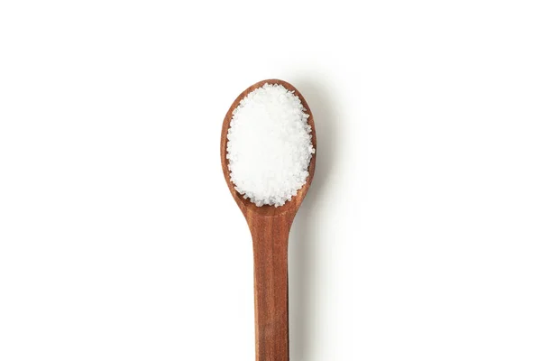 白い背景に塩のある木のスプーン — ストック写真