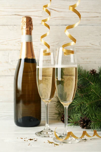 Nyårskoncept Med Champagne Vit Träbakgrund — Stockfoto