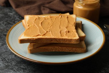 Siyah dumanlı masada fıstık ezmeli tost ile kahvaltı kavramı