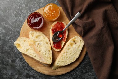 Siyah dumanlı arka planda reçelli tost ile kahvaltı kavramı